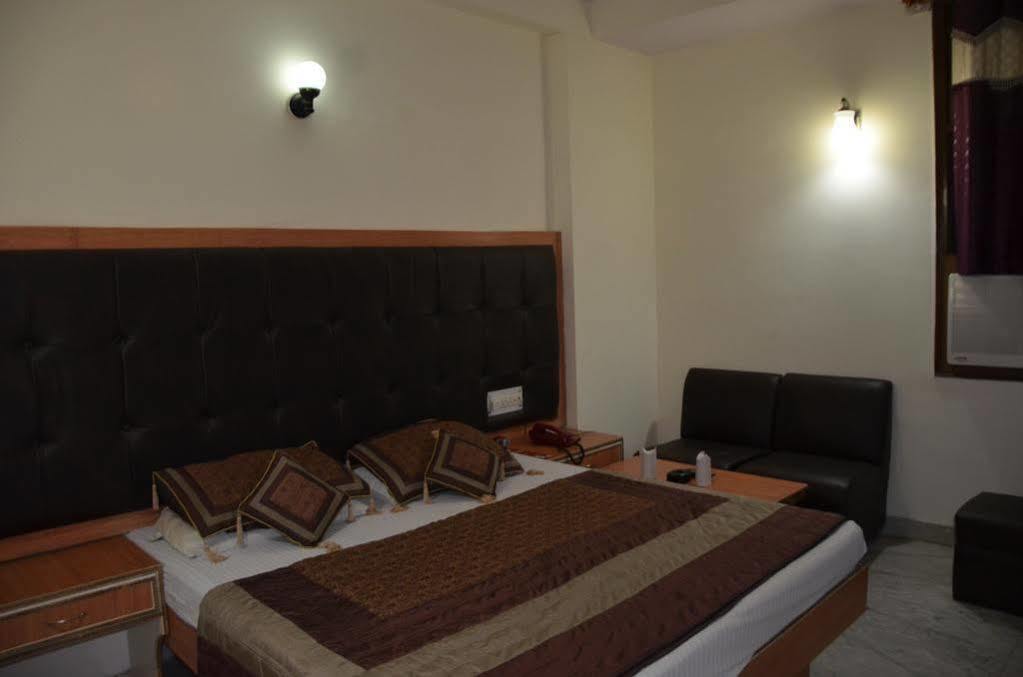 Oyo Hotel Silver Shine Near Gurudwara Shri Bangla Sahib New Delhi Exterior photo